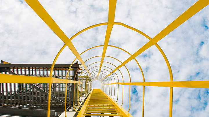 Vista de la escalera amarilla en el sitio industrial.