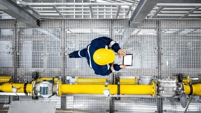 trabajador masculino o femenino en PPE en la plataforma