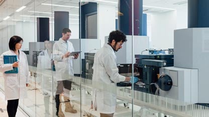 expertos en ciencias masculinas y femeninas en el laboratorio