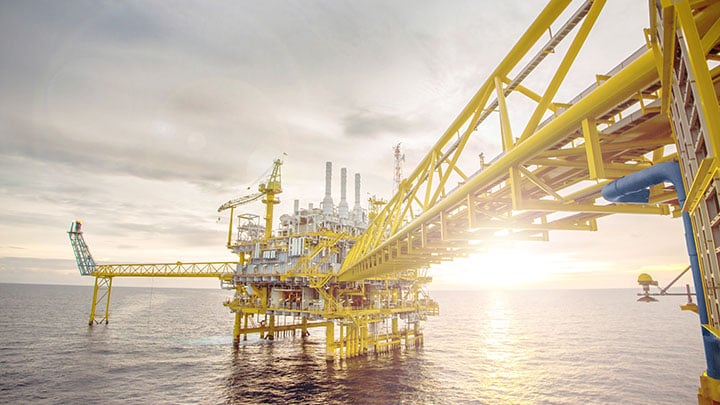 Plataforma de gas Offshore al amanecer