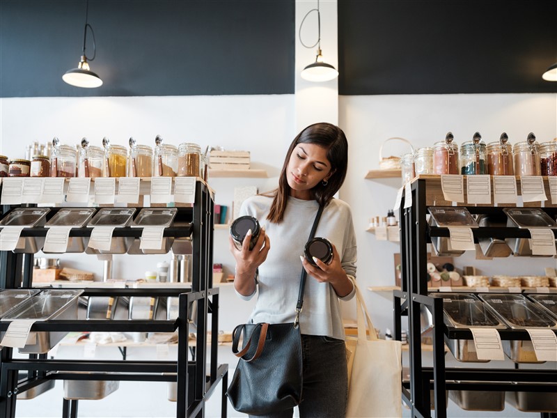 mujer mirando productos cosmeticos