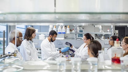 Científicos trabajando en el laboratorio.