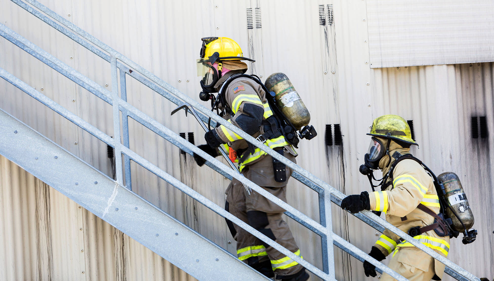 personas con epis subiendo escaleras